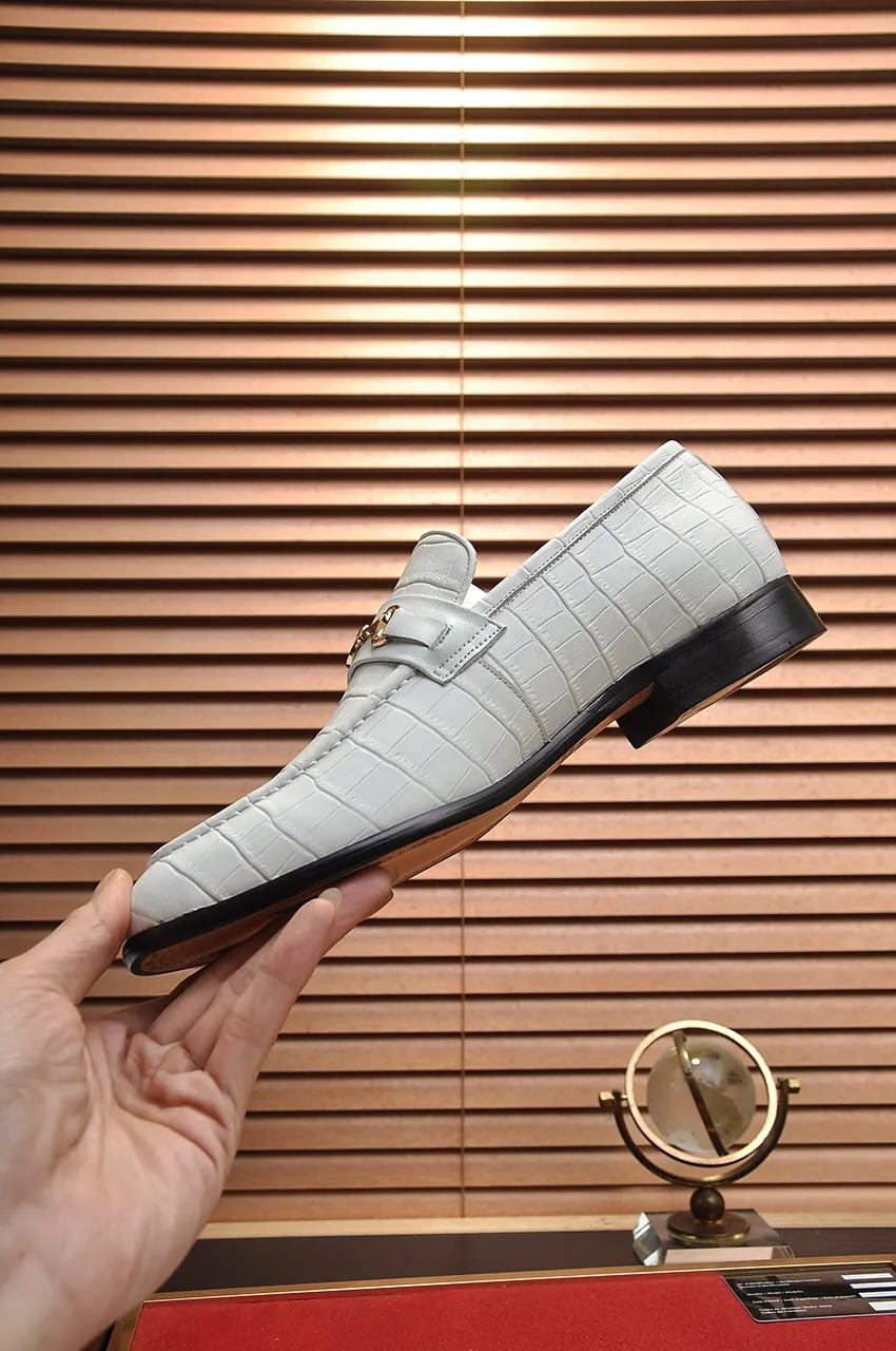 Men's shoes💰500💶Italy's top luxury men's shoe giant (GUCCI) (Gucci) (full cowhide lining) new arrival🍃Original European style🔰 Pleasant to the eye😍In order to make the shoes more durable and non-deformable🌀The production continues to follow traditional methods but there is still no lack of innovation💪Choose original sheepskin for the leather♻️ Smooth and natural And extra bright ⭐Made of imported cowhide, the first choice of rich people 38-45 (45 customized)